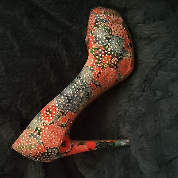 Gianni Bini 6.5 size heels - Picture 2 of 3